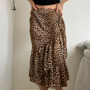 Leokjol S - Midikjol leopardmönstrad med volanger. storlek S från gina tricot.  