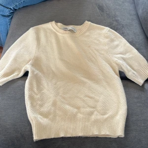 Topp  - Säljer en beige/vita toppen, den är super fin och är i bra skick. Sitter bra på. Skriv om du har frågor eller funderingar. ❤️ 