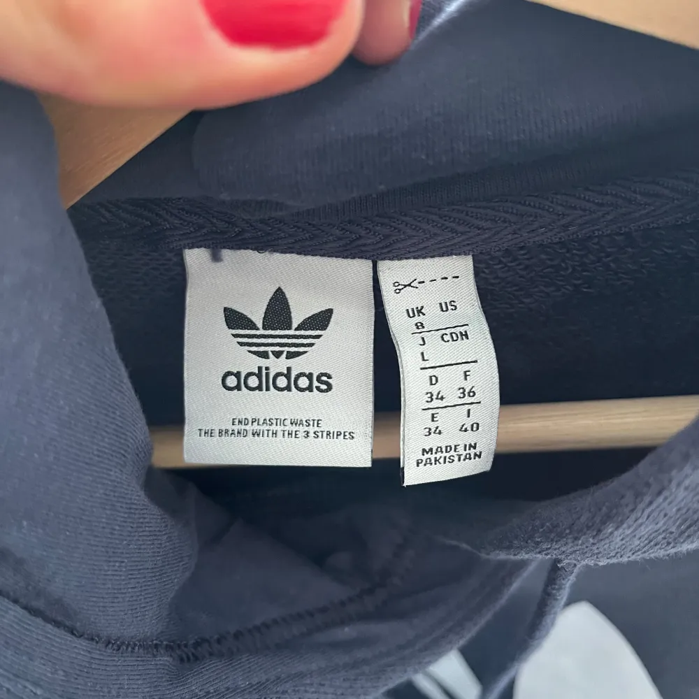 Hoodie från adidas i storlek 34, lite oversized. Använd en gång!. Hoodies.