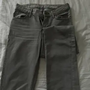 Ljusgrå, lågmodjade, raka jeans från bikbok (sista bilden visar hur de sitter på modellen men jeansen jag säljer är grå inte ljusblå). Super snygga på och i nyskick! 