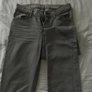 Lågmidjade jeans - Ljusgrå, lågmodjade, raka jeans från bikbok (sista bilden visar hur de sitter på modellen men jeansen jag säljer är grå inte ljusblå). Super snygga på och i nyskick! 