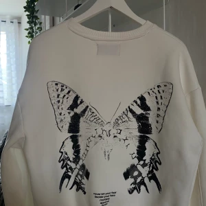 Multiply Apparel sweatshirt - Säljer en helt oanvänd sweatshirt från Multiply Apparel.  Säljer pga att den inte kommit till användning.  Strlk S Nypris: 800kr 