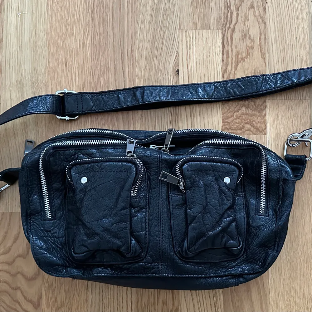 Nunoo bag, black, real leather.. Väskor.