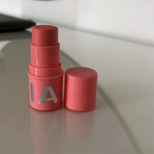 Caia Blush stick  - Caia’s Blush stick ej använd ny pris 225kr säljes för 180kr färgen cotton candy!!!