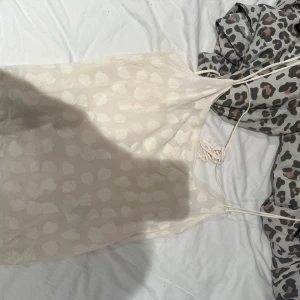 Prickigt gulligt festlinne - Supersöt topp/linne till våren i vit med vita prickar, öppen i ryggen, från HM! Endast använd 1 gång 