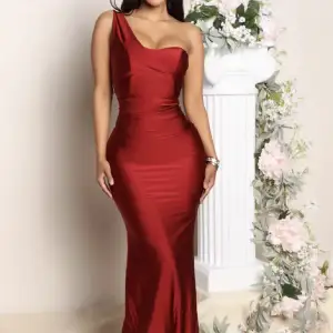 Säljer denna klänning åt en vän🥰 Klänningen är oanvänd och i nyskick & den kommer från Fashion Nova❣️Pris går att diskutera! 