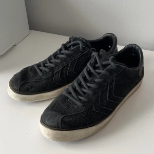 Hummel skor  - Skick 5/10 ett par svarta skor som ej går fel bara man rengör dom så är dom fina bara lite smutsiga 