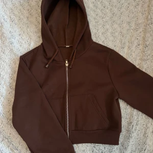 Cropped hoodie - Cropped mörkbrun ziphoodie i mjukt material. Aldrig använd 🤍
