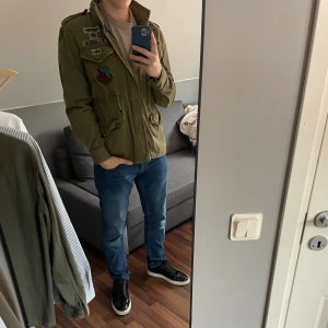 Ralph Lauren Field Jacket - Field jacket från Denim & Supply Ralph Lauren. Jackan är i okej skick. Fläckar och missfärgning förekommer. Liknar nyare modellen med nypris som ligger på 5000. Skriv om funderingar eller fler bilder!