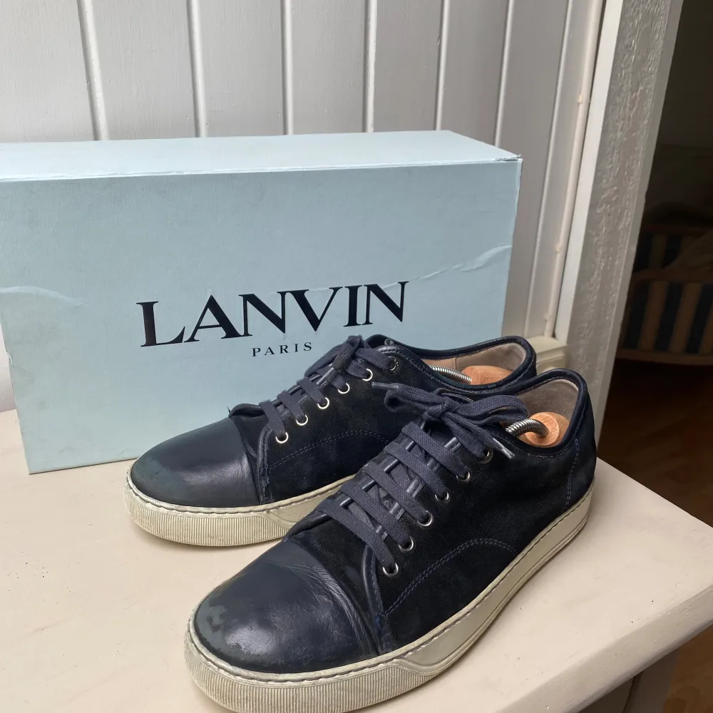 Säljer nu dessa riktigt feta Lanvin skorna i färgen blå, skick 8/10. Inga större slitage! Bara att hojta till vid intresse! Pris kan diskuteras🔥. Skor.