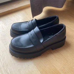 Loafers från Monki - Säljer ett par oanvända loafers från Monki. De är i storlek 39 men de är stora så skulle säga att de passar mer en 40/40,5. Köpare står för frakten✨