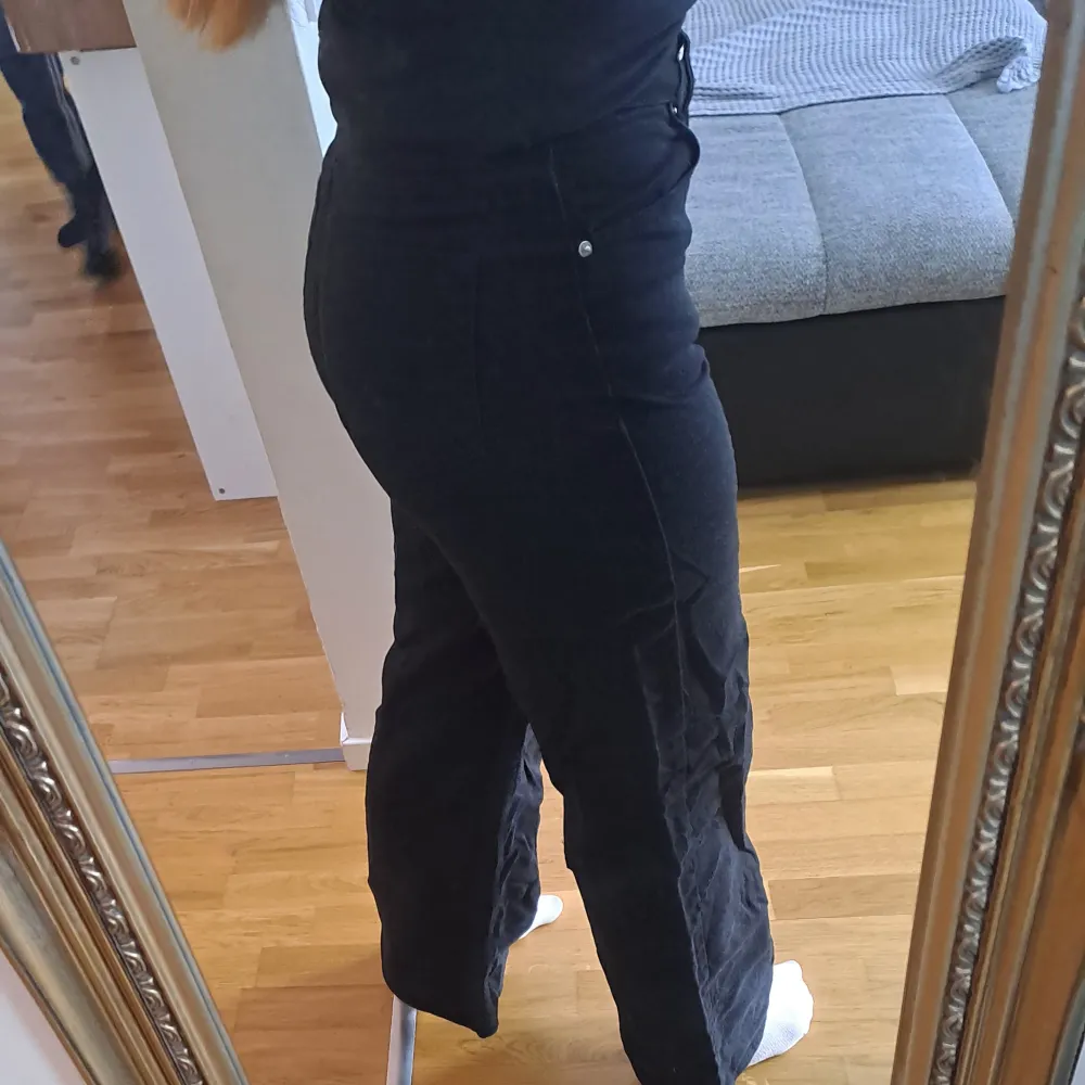 Svarta högmidjade raka jeans helt oanväda bara testade, bra längd på mig som är 171cm. Köpt för 300kr. Jeans & Byxor.