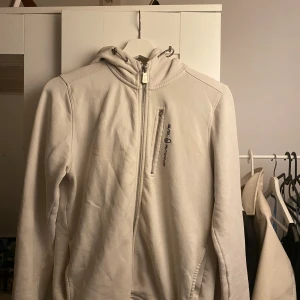 Sail racing  - Sail racing tröja i storlek 170. Hål vid handen och en liten fläck