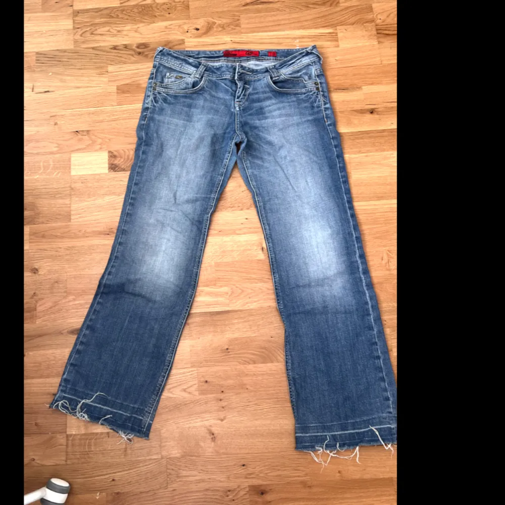 Säljer för dom är förstora på mig🩷 står att dom är W40 men skulle mer säga W30, lågmidjade🩷. Jeans & Byxor.