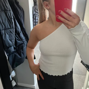 Enarmad tröja - Endast använd en gång, i bra skick. Passar bra ni inför vår och sommar