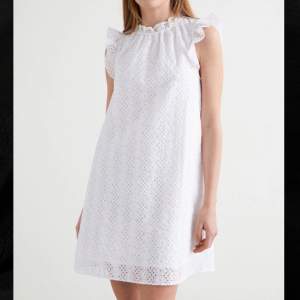 Jätte söt vit klänning från other stories till t.ex studenten❤️ knappt använd då den är lite liten på mig. 
