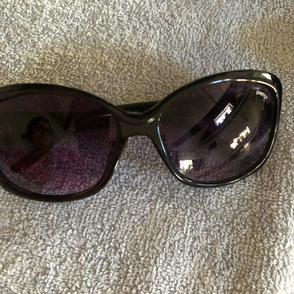 Ett par svarta solglasögon för kvinna.  De är använda så priset är lågt.  Pris 29kr. Accessoarer.