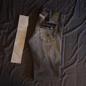 Replay Jeans - Säljer dessa sjukt snygga Replay jeans. Det är i nyskick och kostar 1800kr ny pris. 