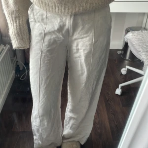 Linnebyxor  - De är använd en gång så i fint skick!🫶 De är lågmidjade och har fickor fram och bak, medföljer en extra knapp🤍