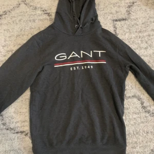 Gant hoodie - Grå Gant hoodie i bra skick, storlek S