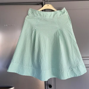 Kjol H&M strl 34 - Grön och vitrutig  100% bomull  69 cm midjemått 