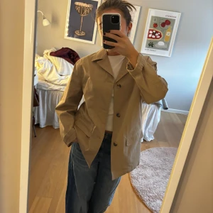 Kort trenchcoat - Använd en gång. Nyskick