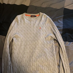 Morris tröja M - Tja säljer nu min Morris tröja i storlek M säljer den eftersom att jag inte använder den längre den är i bra sick jag har nästan aldrig använt den. Skriv om du har några frågor eller funderingar.