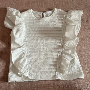 Blus  - Så perfekt blus nu till sommaren från zara. Den är från barnavdelningen men passar som storlek S. Säljer för 200+frakt