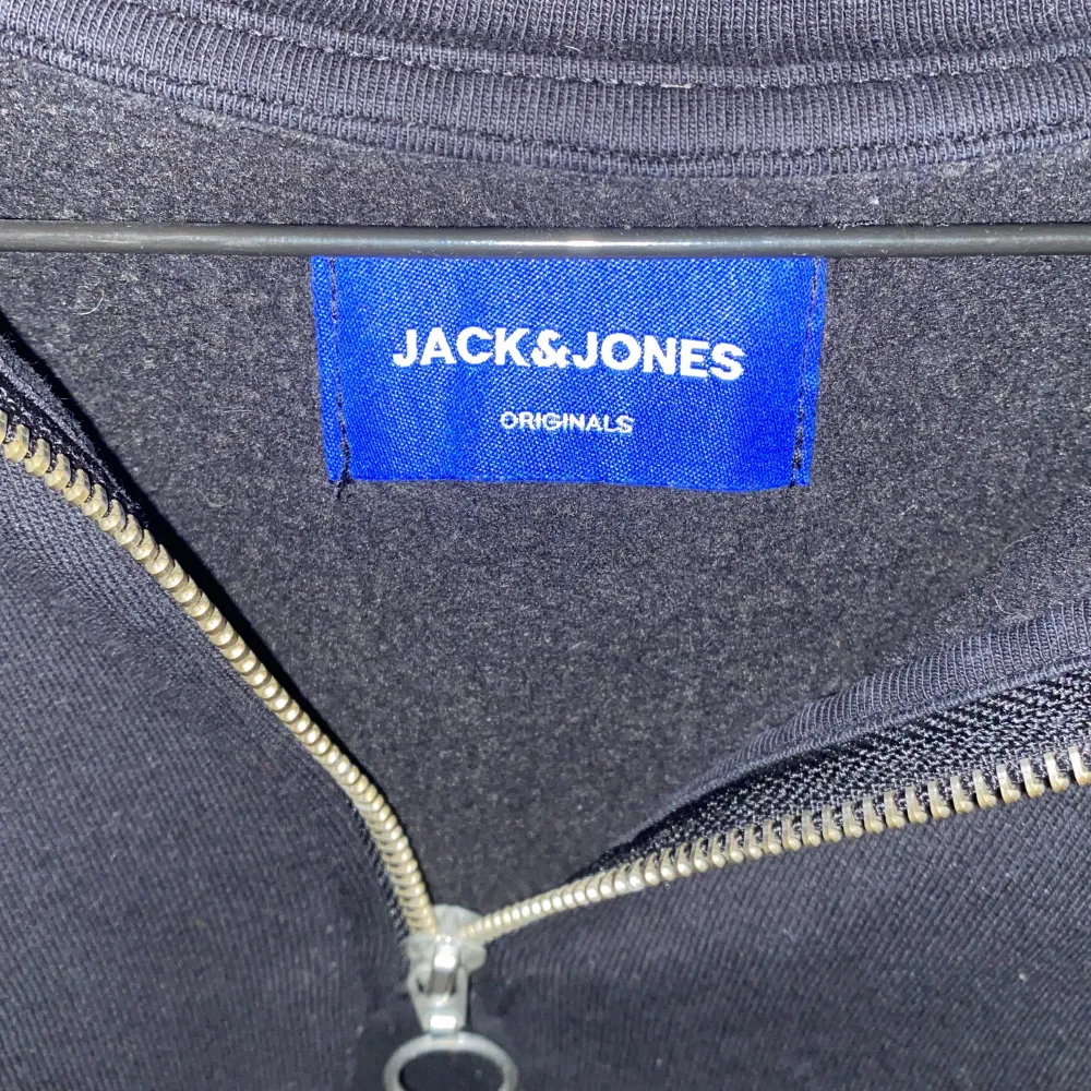 Tja, säljer min jack&jones zip-hoodie då den är för liten. Använd ett fåtal gånger.. Tröjor & Koftor.