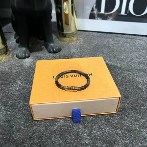 Louis Vuitton armband  - Tjena, säljer mitt Louis Vuitton armband det är 19 cm långt, det är i väldigt fint skick med allt og! Hör av er vid intresse! Mvh Hugo 