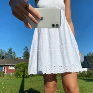 Klänning - Sommarklänning med brodyr nertill, den är köpt på barnavdelningen men passar xs-s💗