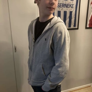 Ralph lauren   - Tjena, vi säljer en grå Ralph Lauren tröja 9/10 skick inga skador på den vanligt pris 1499kr så ni får en deal för 500kr skriv om ni är intresserade 