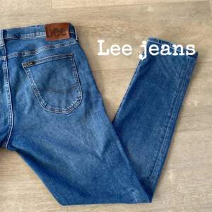 ~Säljer dessa snygga blåa lee jeans med snygg design för att endast 399!🤩 II nypris ca 1099kr II modellen är Luke II skriv vid frågor och funderingar!