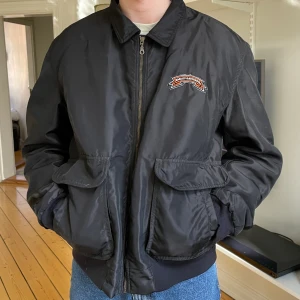 Harley jacka  - Harley Davidson jacka i XXL, jag är en L i vanliga fall så funkar då om man vill ha de lite oversize. 