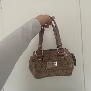Guess väska  - Vintage väska från Guess, säljs då den inte kommer till användning 