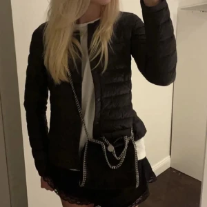 Uniqlo jacka - Supersnygg jacka från uniqlo i nytt skick <3💕