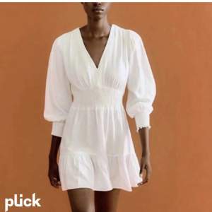 Intressekoll på min vita klänning från Zara. Jättefin i sommar eller till studenten, använd ca två gånger 😇🥹😍💋💋