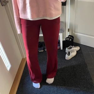 Röda kostymbyxor - Röda kostymbyxor från NA-KD, endast använda några få gånger! Super långa! 