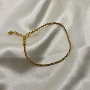 Love bracelet  - Material: rostfritt stål samt 18 k guldpläterad 