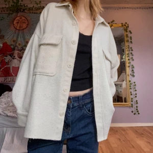 skjortjacka - Tunnare skjortjacka från Gina Tricot. Perfekt som sommarjacka/Övergångsjacka Använd rätt mycket men den är i fint skick och har inga defekter. Sitter rätt oversize. Pris kan absolut diskuteras!