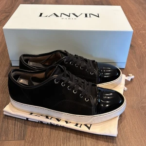 Lanvins - Svarta Lanvins i nästintill nyskick, box och dustbags fås med. Uk 7 passar 42, nypris 4500 mitt pris 2800. Bara o skriva vid frågor eller funderingar, över 60 refs finns!