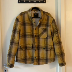 URBAN PIONEERS JACKA  - Sparsamt använd jacka ifrån märket URBAN PIONEERS. Inköpt för ett år sen i Göteborg. Nypris 2000kr