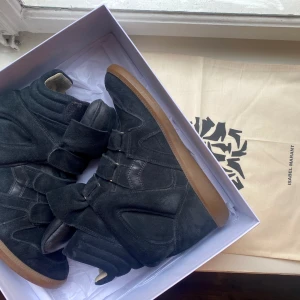 Isabel Marant skor  - Säljer ett par Isabel marant skor i nyskick med låda och dustbag! Passar även 39! Kan diskutera pris vid snabb affär. Skriv gärna om du har några frågor eller vill ha fler bilder 