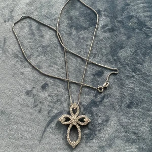 Korshalsband  - Silverhalsband och äkta! 