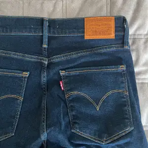 Knappt använda jeans från Levi’s som är i väldigt bra skick!