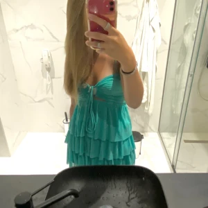 Volangklänning - Superfin volangklänning från zara som går att knyta på olika sätt!! Går inte att få tag på lämgre och säljer då den inte kommer till användning 🥰