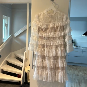 Student klänning-by malina  - Nu är det dags att sälja min fina fina studentklänning från by malina i storlek XS. Använd endast en dag, under själva studentdagen, så är i nyskick. Nypris 2800 kr, hör dig vid frågor!