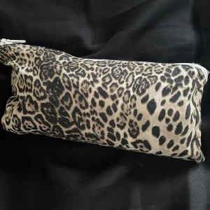 ett fodral där man kan ha lite vad som helst🥰 - ett fodral för man kan ha allt från mobilen till smycken till pennor, perfekt att ha i skolan🥰 köpte för 100kr på en marknad så säljer den för 50kr🥰