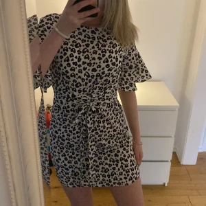 Leopard mönstrad klänning  - Jättefin somrig klänning med leopardmönster🤍🖤sitter väääldigg fint och snyggt på, fått mycket komplimanger för den🥰 har dragkedja i ryggen, så den framhäver ens kropp🫶🏼 jättebra skick!