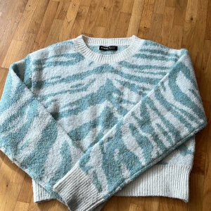 Stickad fin tröja - Fin stickad tröja från SHEIN, några år gammal men sällan använd. 